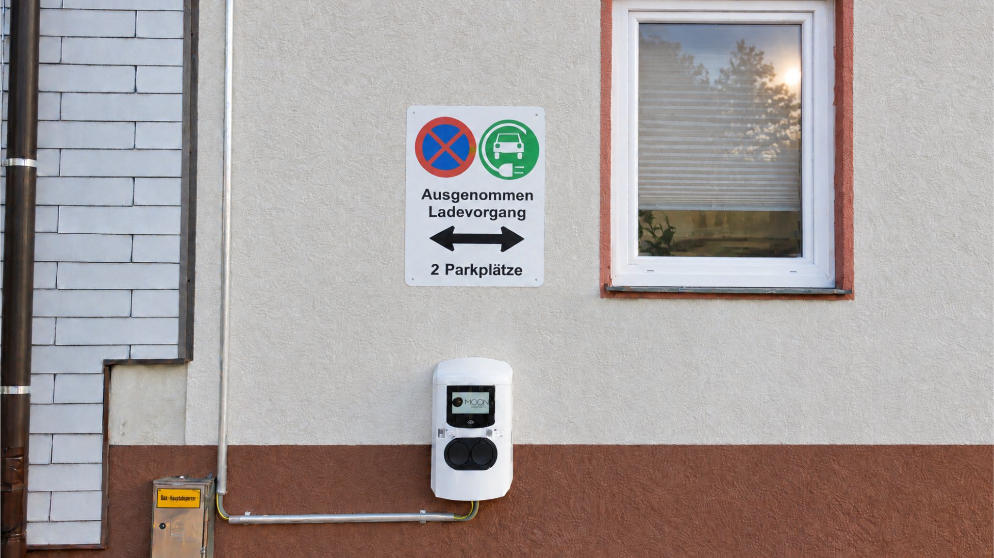 E-Ladestation mit Parkplatzschild
